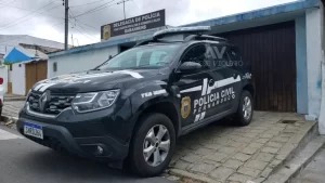 HOMEM É PRESO EM FLAGRANTE POR AMEAÇAR FAMILIARES, COM PEDAÇO DE MADEIRA EM GARANHUNS